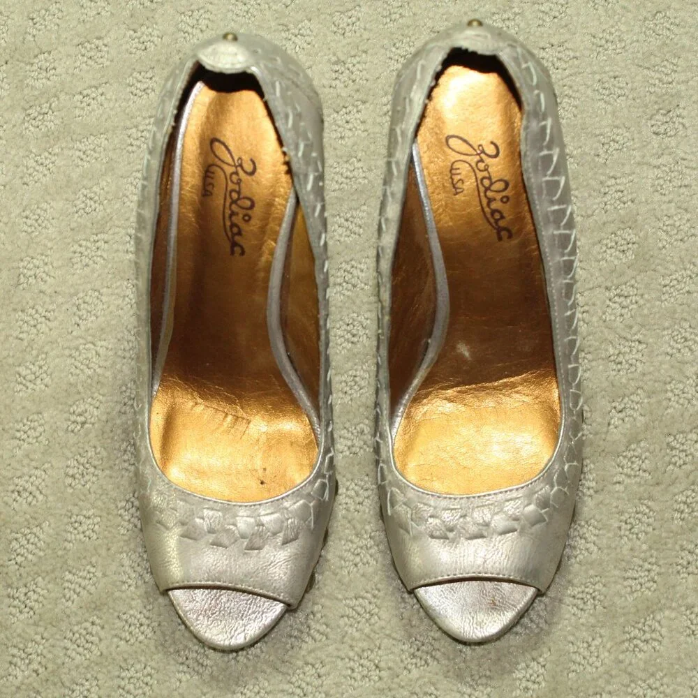 Zodiac USA Women's 8 Silver Leather Riveted Stacked Wedge 4.5